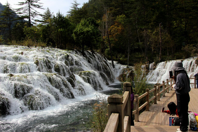 ★秋の九寨溝絶景紀行（６）～【樹正溝】→樹正群海:双龍海瀑布<br /><br />この双竜会瀑布の滝下に鑑賞台があり<br />すぐ目前に滝が流れ落ちていきます。<br />ここには安全柵もあったので<br />カメラをのせてスローシャッターを試みてみました。