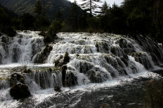 ★秋の九寨溝絶景紀行（６）～【樹正溝】→樹正群海:双龍海瀑布<br /><br />シャッタースピードを速くすれば絞り込みが<br />大きくできますが、シルキー感がなくなり<br />その調整がけっこう難しいです。<br />