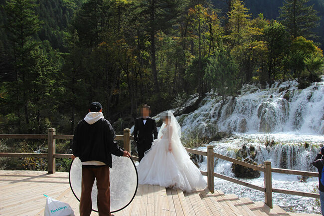 ★秋の九寨溝絶景紀行（６）～【樹正溝】→樹正群海:双龍海瀑布<br /><br />中国人の新婚さんらしきお二人が記念撮影していました。<br />もしかしたら、リアル新婚ではなく商業用撮影かも知れません。<br /><br />※顔はモザイク処理してあります。