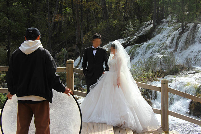 ★秋の九寨溝絶景紀行（６）～【樹正溝】→樹正群海:双龍海瀑布<br /><br />この位置からは新婚さんの顔が逆光になるので<br />人物の撮影向きのホワイトタイプレフ板を使用していました。