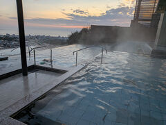 朝の展望大浴場・棚湯上段から。
五段の棚田が広がる様な棚湯は開放感がありました。
写真には写っていませんが、棚湯の最上階に「音の湯」があります。
（朝風呂の男湯で旦那様が撮ったものです）