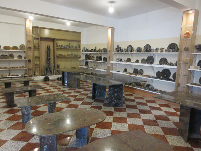 化石加工工場のショップ。家具から小さなグッズまでいろいろあって、うっかりペンダントトップを買ってしまった。40DHで手ごろだったし。700円とか、そんくらい。