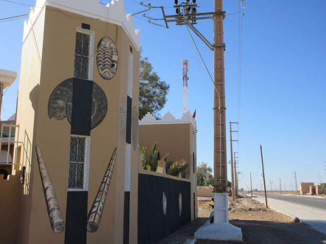 前の道路は閑散としています。