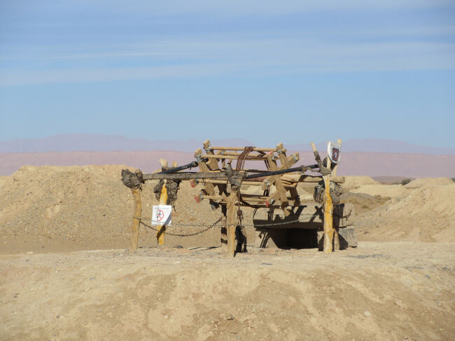 座って足でこいで土をくみ上げるのです。