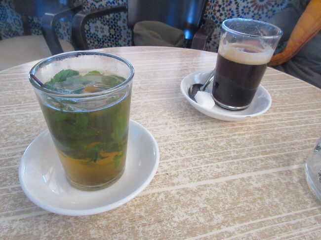 今度はトイレストップ。ミントティー、15DH。270円しないくらいかな。