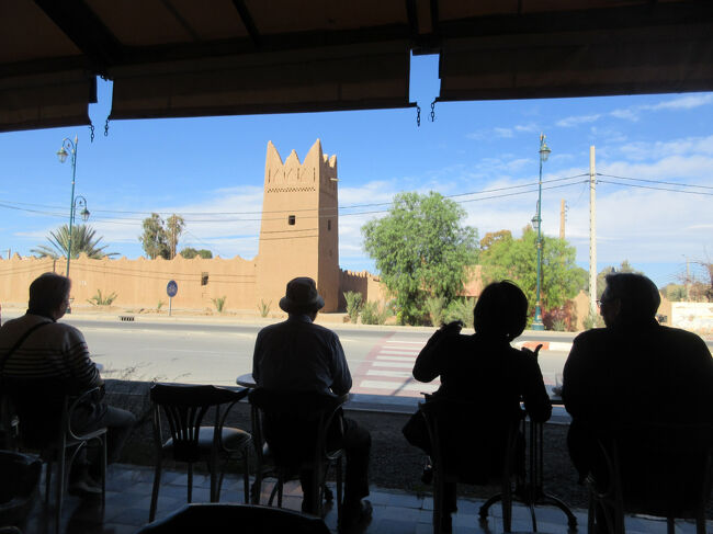 ちょっと寒いけど外を見ながら。