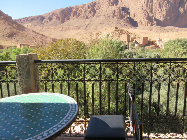 テラス席にいた欧米人が帰ったので出てみました。