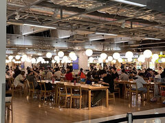 食事はフードコートのみ