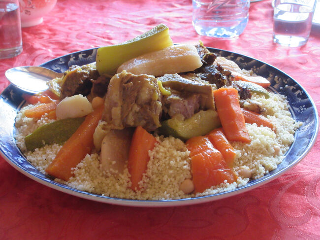 クスクスです。パリで食べたことがあります。でも、クスクスはここアフリカが本家本元ですからね。上に乗っているのはビーフ、カブ、ズッキーニ、ニンジンでした。これを取り分けていただきます。おいしかった。自分でも作ろうと思って、おとといフェズのカルフールでクスクス買いました。