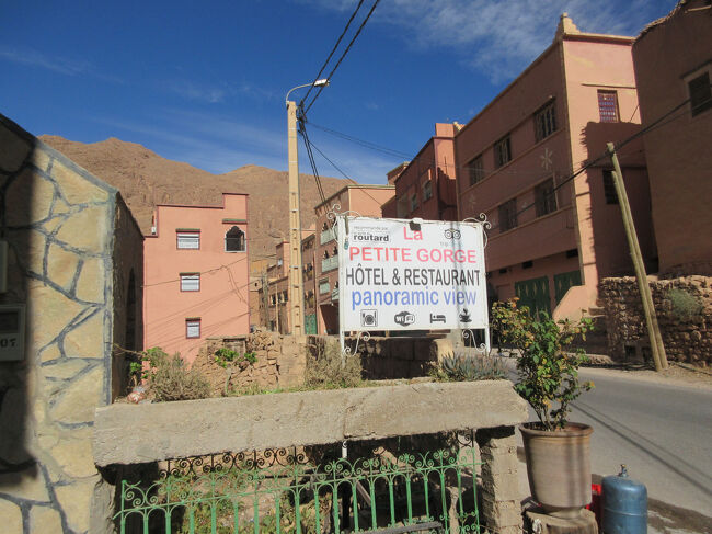 レストランの前。