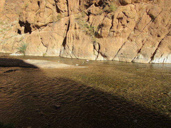 そこに川が流れています。