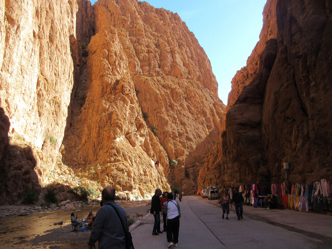 こんなところを行きつけるところまで歩きました。そんなに距離はありません。