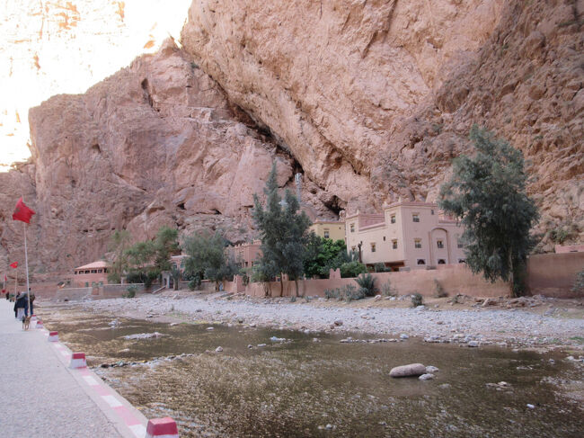 川の向こうに建っているのはホテルですが、がけ崩れがあって壊れた個所があり、今は営業していないそうです。