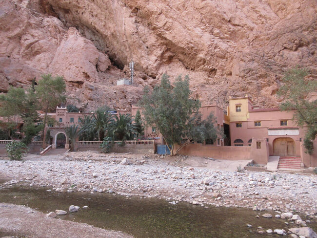 こんなホテル、確かにうしろ怖いですよね。