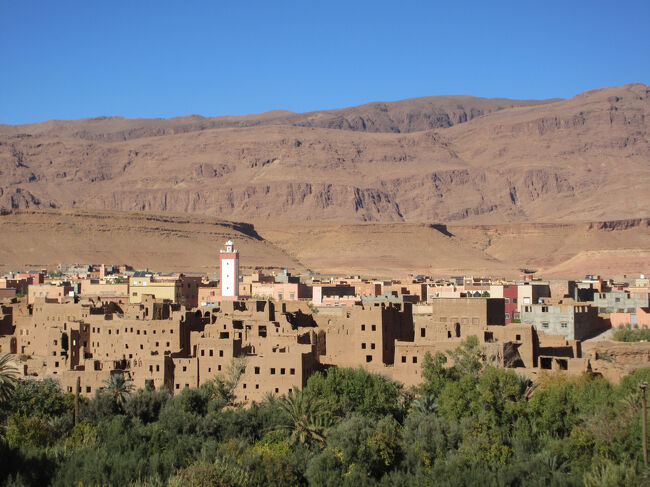 山々と建物が一体化。カスバのパノラマで写真撮りました。