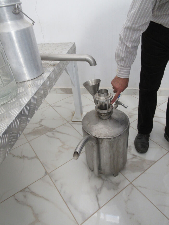 それをどうにかこうにかして、蒸留します。ローズウォーターとか、クリームなどのお化粧品がたくさん売られています。ローズウォーターだけ買いました。３つで200DHにおまけにリップバームを付けてくれました。だいたい3500～3600円くらいです。結構いいお値段しますね。