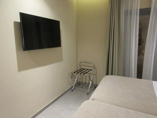 寝室にもテレビ。