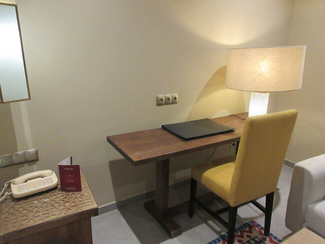 リビングのデスクまわり。