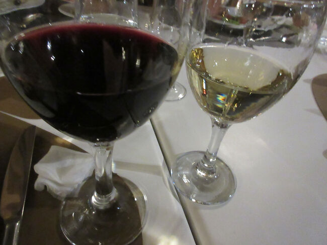 私は赤ワインを。