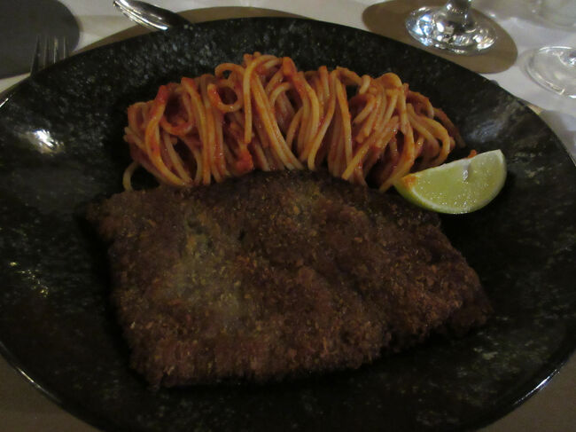 メインはビーフカツレツでした。おいしかった。付け合わせのパスタはちょっとイマイチかな。でもおいしかった。