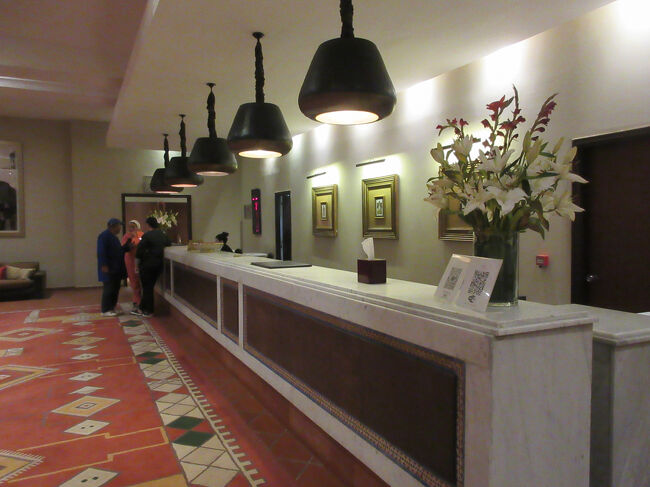 このホテル、映画業界の関係者が多く泊まっていて、食後に特別にお願いして、ブラッド・ピットの泊まったお部屋を見せてくれました。ここがリビング。広いですよ。