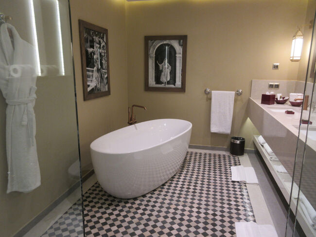 ブラピの入ったお風呂ちゃん。と、みんなでわいわい見学させていただき、解散となりました。ラクダに始まって、ブラピで終わった一日でした。明日は世界遺産のアイトベン・ハッドゥーに行き、アトラス山脈にそびえるティシュカ峠を越えてマラケシュまで行きます。マラケシュに２泊連泊なので、楽しみです。<br />ここまでお付き合いくださいまして、ありがとうございました。