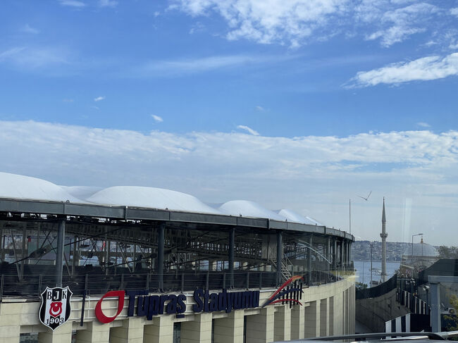 イスタンブール空港からホテルへの途中には、<br />私の好きなサッカー競技場もあり<br />