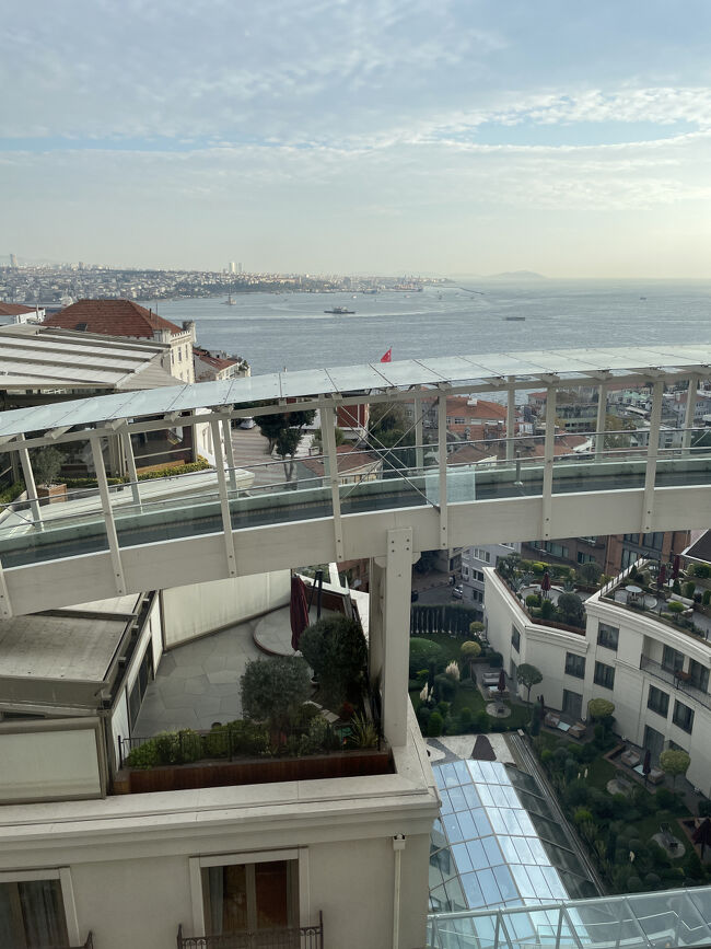 ホテルの部屋から海峡を眺めるとこんな感じ<br />(中央部は、レストランを結ぶ渡り廊下です)<br />