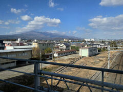 本宮駅からは積雪はまだですが美しい安達太良山が望めます