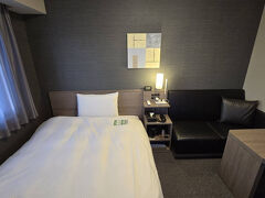 2025年2月にオープンしたルートインホテルで最上階12階の福島駅側の部屋にアサインされました、一番シンプルなシングルルーム（13.9㎡～16.7㎡）で部屋のレイアウトも良く使いやすい部屋でした
