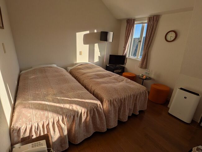 本日泊まる眺望山荘、温泉付き～♪<br />少し狭めのお部屋ってことでお安め<br />1泊2食付 13,800円/1人