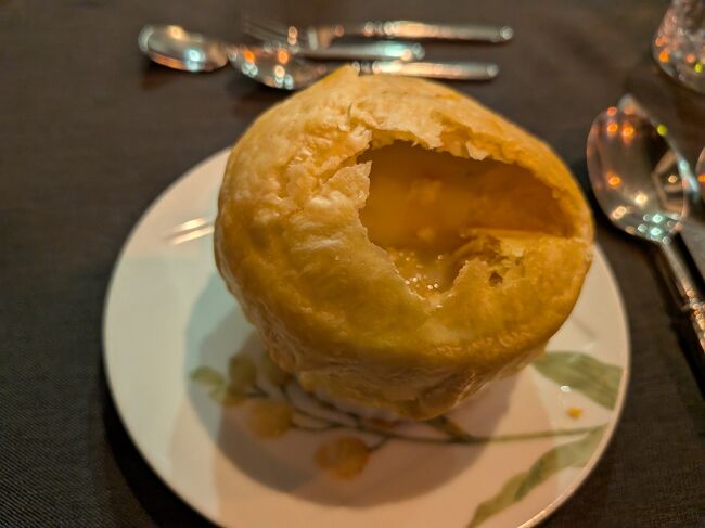 パイで包みクラムチャウダーと焼きたてパン