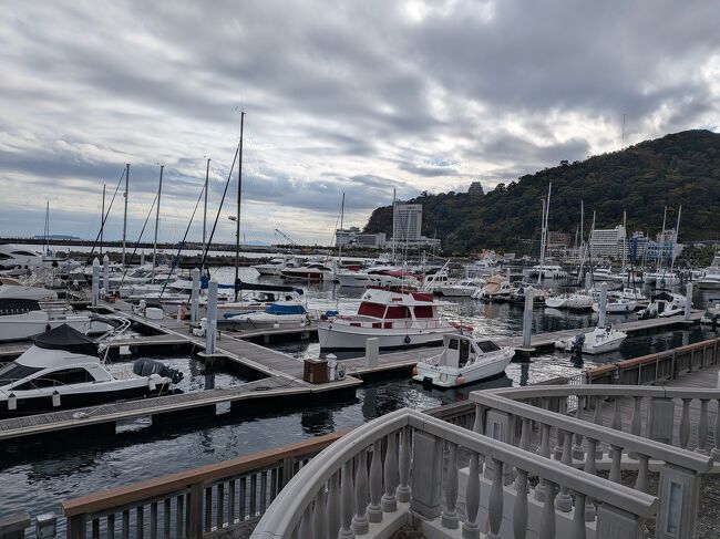 駅前商店街や海辺を散歩する。<br />熱海はとにかく日本の若い子が多い！！<br />ガラガラな寂れた温泉街のイメージだったが、<br />いやはや活気があって新しい店も多く賑わっていた。