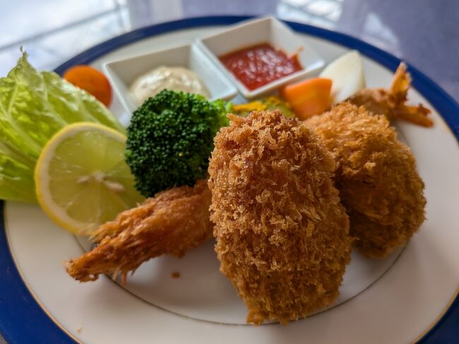 お昼はリクルートポイント3,000Pで<br />マリーナ近くのカフェNagisaへ<br /><br />エビフライ＆海老クリームコロッケ