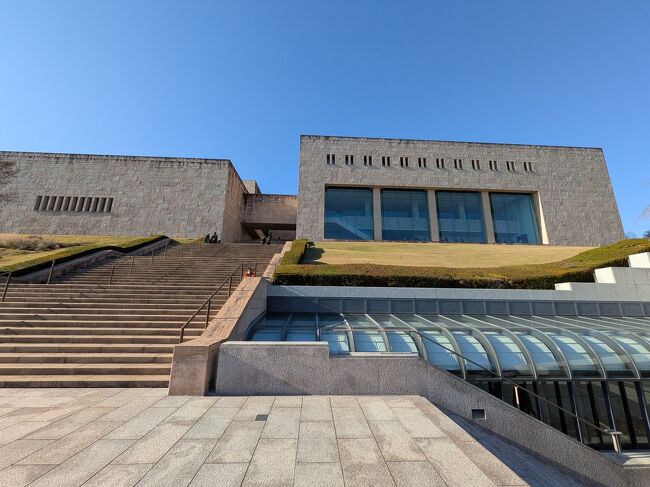 高台に突如として立派な建物<br />バブルの遺産かと思ったが、<br />経営は宗教の方なんだそうな。<br />とにかく莫大な予算で建てたに違いない。