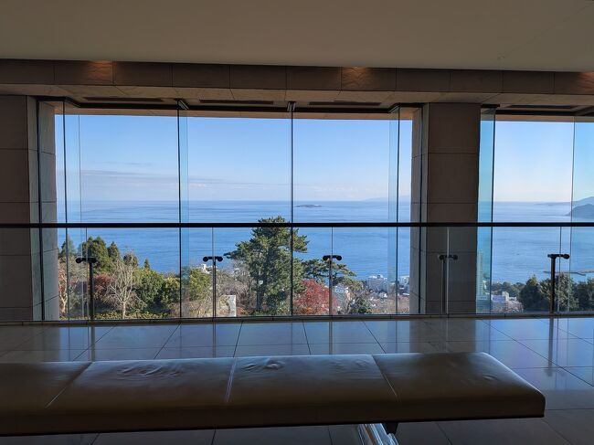 海を一望できる大窓とベンチがあり<br />時間があればずっとここに居られそうだ。