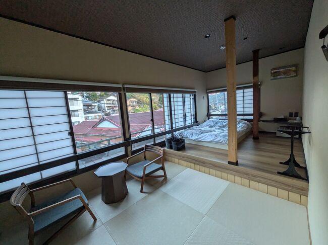 三階のダブルの角部屋　<br />素泊り　5,950円/1人<br /><br />ここはテレビはなく最小限で静かに過ごせる。<br />他はほぼ1人部屋らしい。<br />1階はギャラリーになっていて、<br />温泉は隣の姉妹ホテル2つを使い放題。