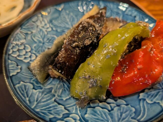 すぐ近くの酒菜MUSUBUへ<br />3,300円でお酒2杯と小皿が6～9小鉢