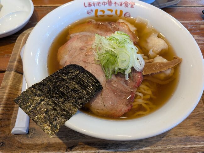 近くにある飯田商店の姉妹店「にこり」へ<br /><br />私はラーメン、旦那さんは背脂ラーメン<br />しかし、飯田商店の姉妹店という響きに少々期待のハードルを上げすぎてしまったかもしれない。<br />まぁ美味しいが、驚くほどってほどではなかった。<br />むしろちょっとしょっぱめだった。