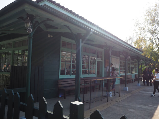 とりあえず、好みのこの駅舎をパシャパシャ撮ってます