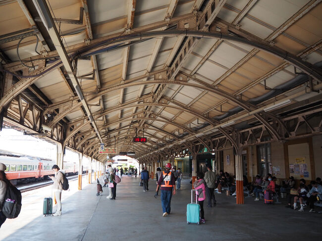 ちょうど良さそうな時間の自強号があったので<br />嘉義駅で切符発券してもらいました<br />