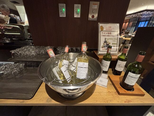 朝から赤と白のワインもあります。