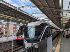 １番線のサフィール踊り子の写真を撮っていたら
２番線にリゾート２１黒船電車が入ってきました。