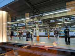 横浜駅１６時２７分
下り寝台特急で旅立つ時、横浜駅ホームで疲れ切ったビジネスパースンが羨ましそうにこちらの車内を眺めているのが、たまらなくって
優越感に浸っていたちっぽけな自分
だけど、ここにいるみんな同意　笑