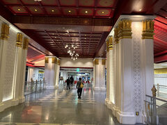 MRTのサナームチャイ（Sanam Chai）駅に到着
駅は王宮仕様