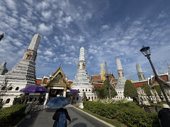 ブッダが亡くなった際、遺骨を8つの部族に配分したことに由来する8基の仏塔