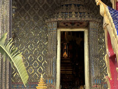 ワットプラケオは別名エメラルド寺院
本堂の中にあるエメラルド（実際はヒスイ）の仏像が由来です。
本堂の中には入れないので、外からスマホで撮影を試みます。
ガイドさんによればエメラルドの仏像は、年に３回黄金の服を衣替えするとのことで、今は一番服の量が多くて顔だけが緑に見える状態
服が一番少ない夏が緑みどりしていて映えるらしいです。