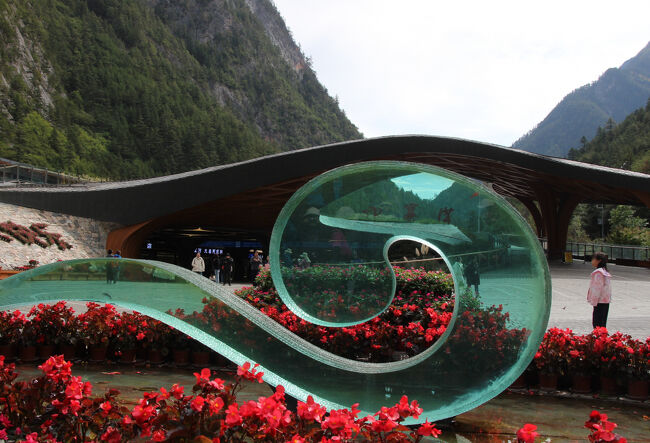 ★秋の九寨溝絶景紀行（６）～九塞溝ゲート<br /><br />九塞溝ゲート（入口）に再び戻ってきました。<br />上記で紹介してきた九塞溝は則査溝と日則溝が合流して<br />樹正溝となり、この九塞溝のゲート近くで<br />白水江に合流し、その後は<br />嘉陵江→長江と合流し、上海で東シナ海に注ぎます。