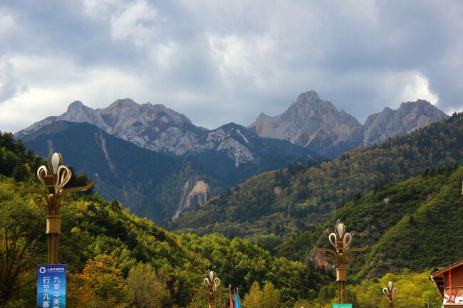 ★秋の九寨溝絶景紀行（６）～九塞溝県：岷山山脈<br /><br />飛び込みで入った食堂は先客いましたが、１８人受け入れOKで<br />石さんが見繕って日本人に合うような四川料理を注文しました。<br />料理ができる前、食堂の前から見える岷山山脈を撮影しました。<br />おそらく九塞溝からも見えた山々だと思います。