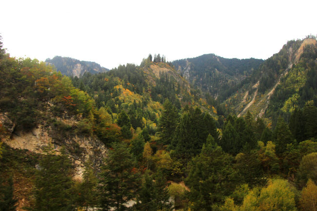 ★秋の九寨溝絶景紀行（６）～九塞溝県：岷山山脈<br /><br />ローカル食堂で美味しい四川料理を食べた後は<br />九塞溝県から峠を越えて松藩県に向かいます。<br />